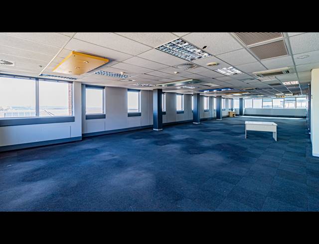 1,100M² OFFICE TO LET IN FERNDALE